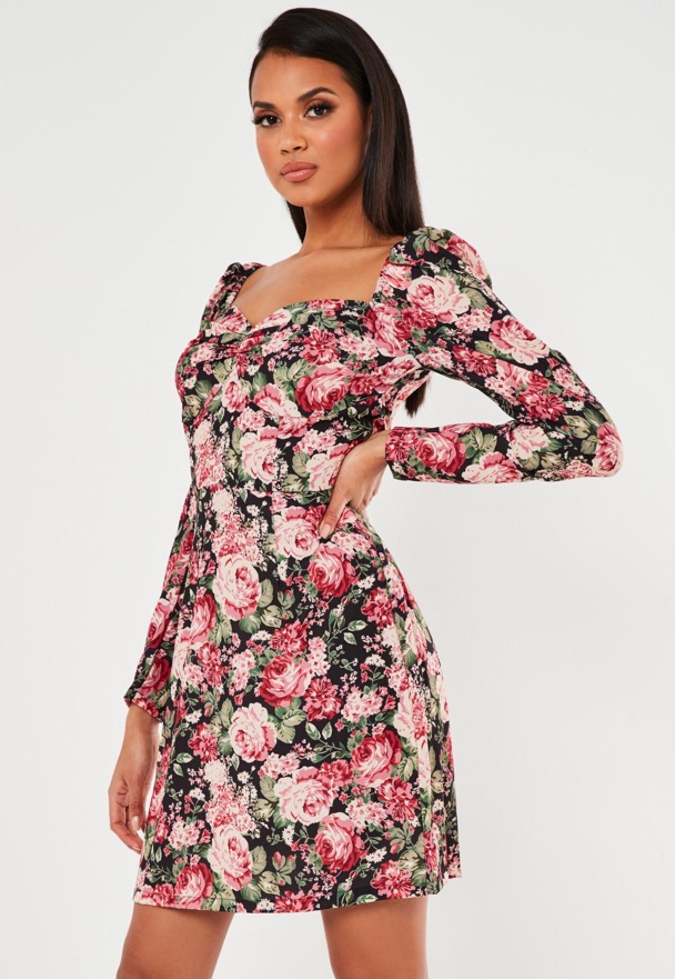 image  1 robe rose à fleurs avec décolleté en cœur